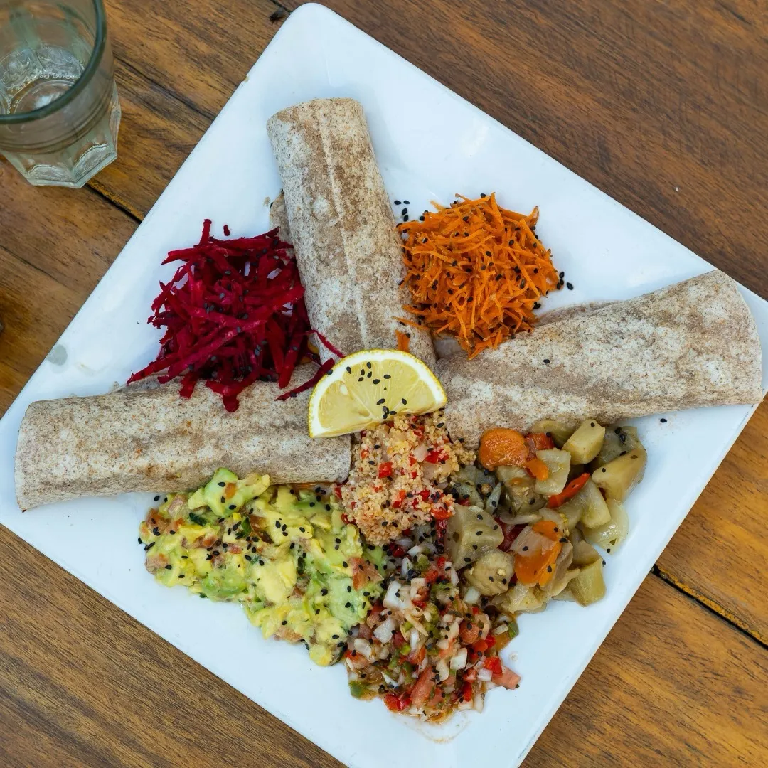 Plato saludable de Casa Pan: wraps integrales con guacamole, remolacha y zanahoria.